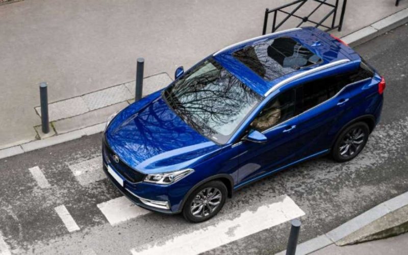 Detalle del logotipo y luces traseras del Seres 3, un toque elegante.