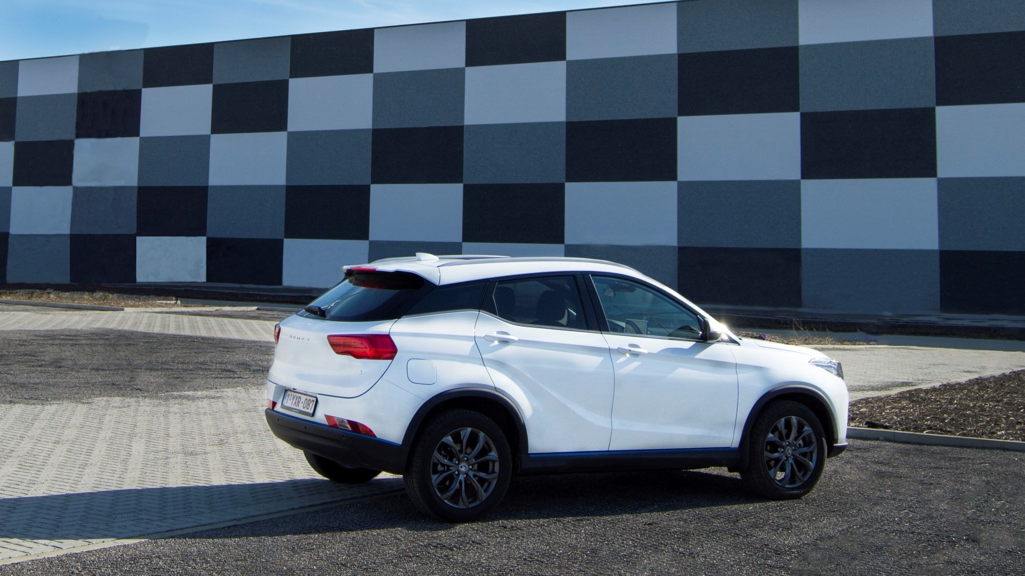 El Seres 3 estacionado en la naturaleza, mostrando su robustez.