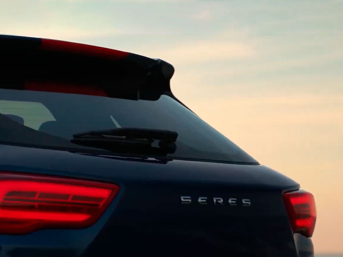 Seres 3 en movimiento, demostrando su agilidad y estilo en carretera.