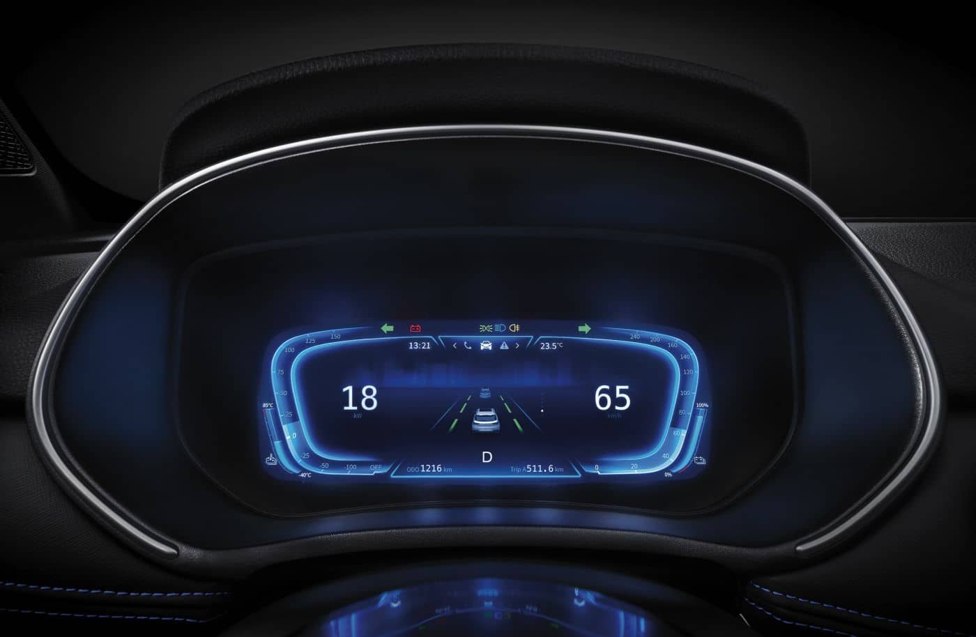 Imagen frontal-lateral del Seres 3 mostrando el diseño de los faros y la parrilla.