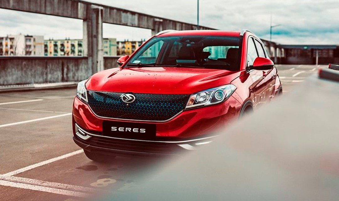 Vista frontal del Seres 3 eléctrico en un día lluvioso.