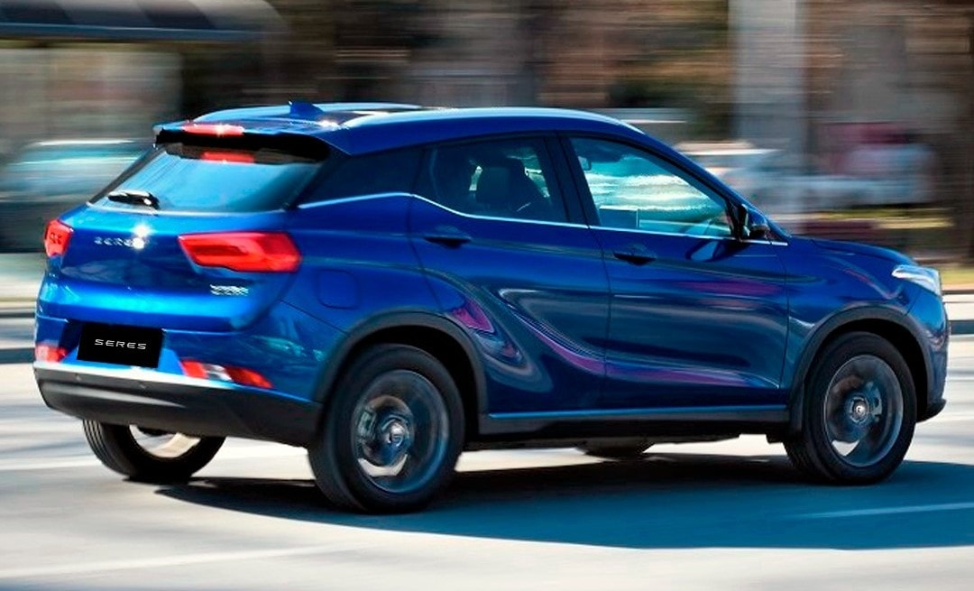 Perspectiva lateral del Seres 3, mostrando su línea deportiva.