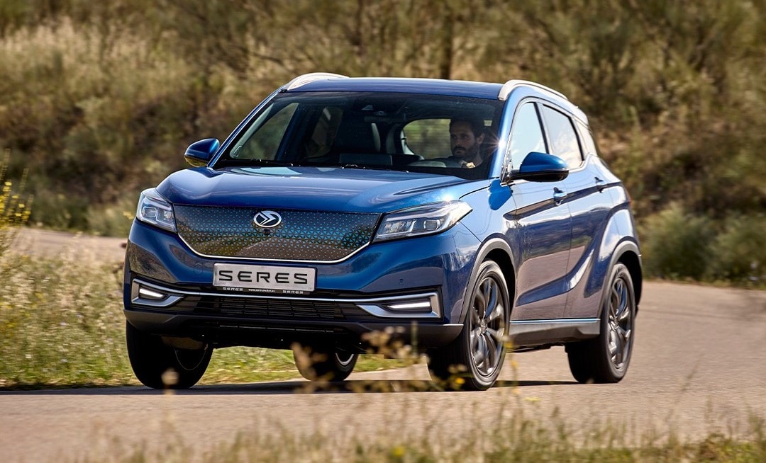 Vista trasera en movimiento del Seres 3 eléctrico.