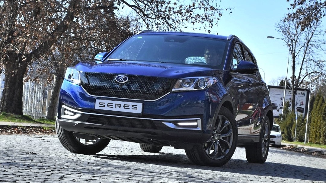 Seres 3 eléctrico avanzando suavemente por la carretera.