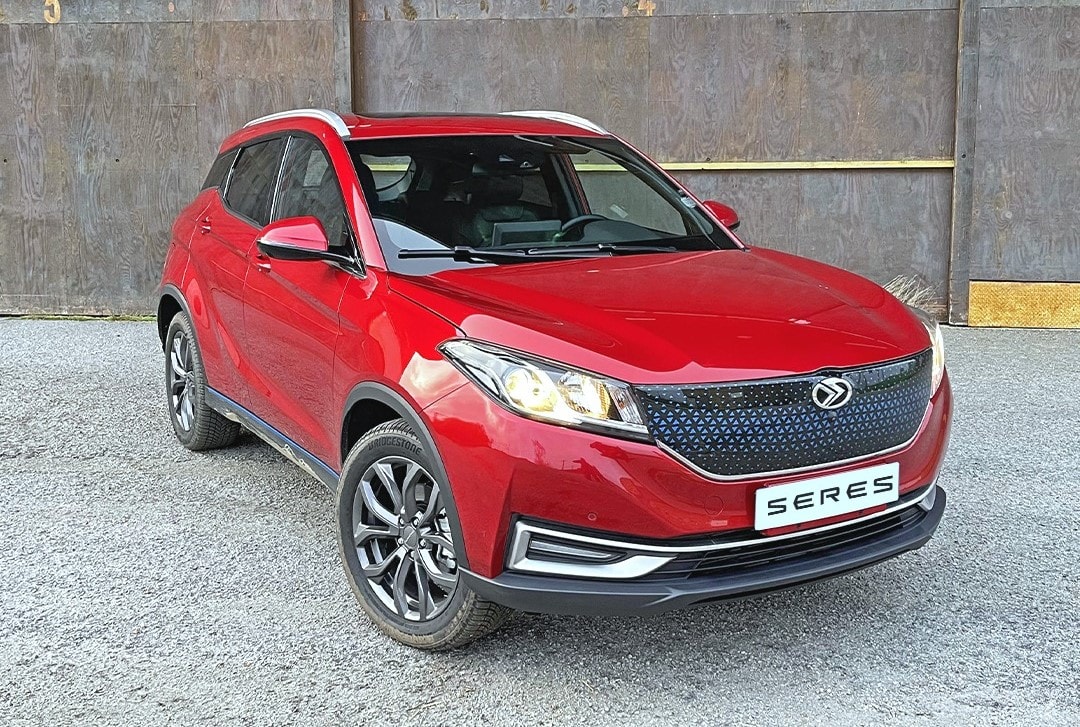 Frontal imponente del Seres 3, resaltando sus detalles de diseño.