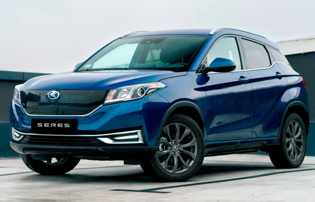 Estilo deportivo del Seres 3 eléctrico en un entorno urbano.