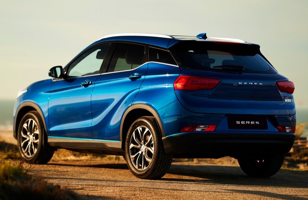 Vista frontal y lateral del Seres 3 en un fondo minimalista.