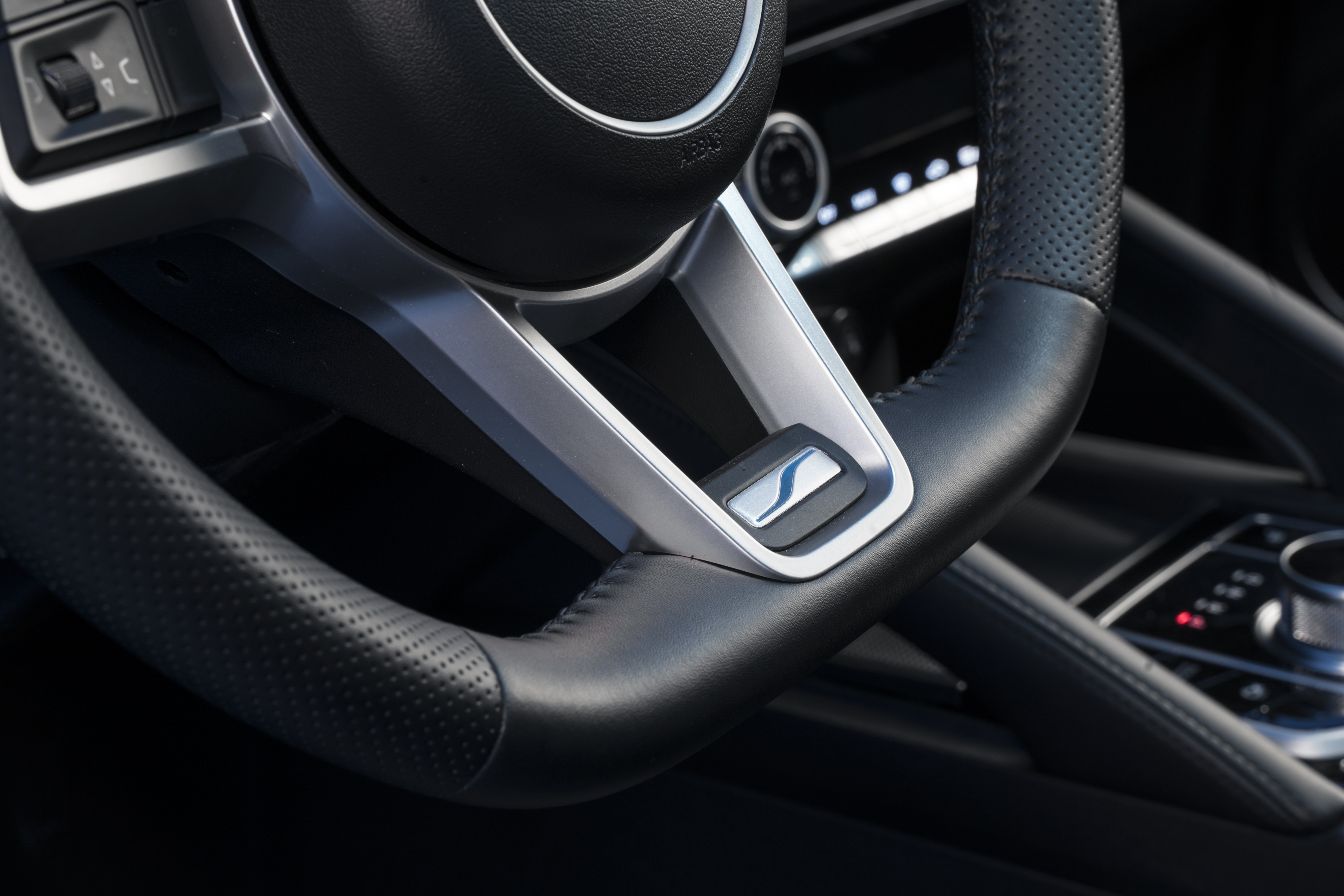 Vista trasera del Seres 3, con un estilo robusto y atractivo.