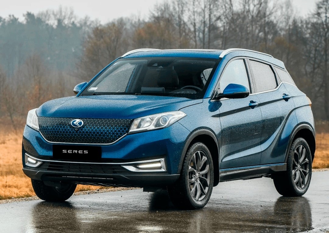 Perspectiva frontal del Seres 3, su parrilla y faros LED son impactantes.