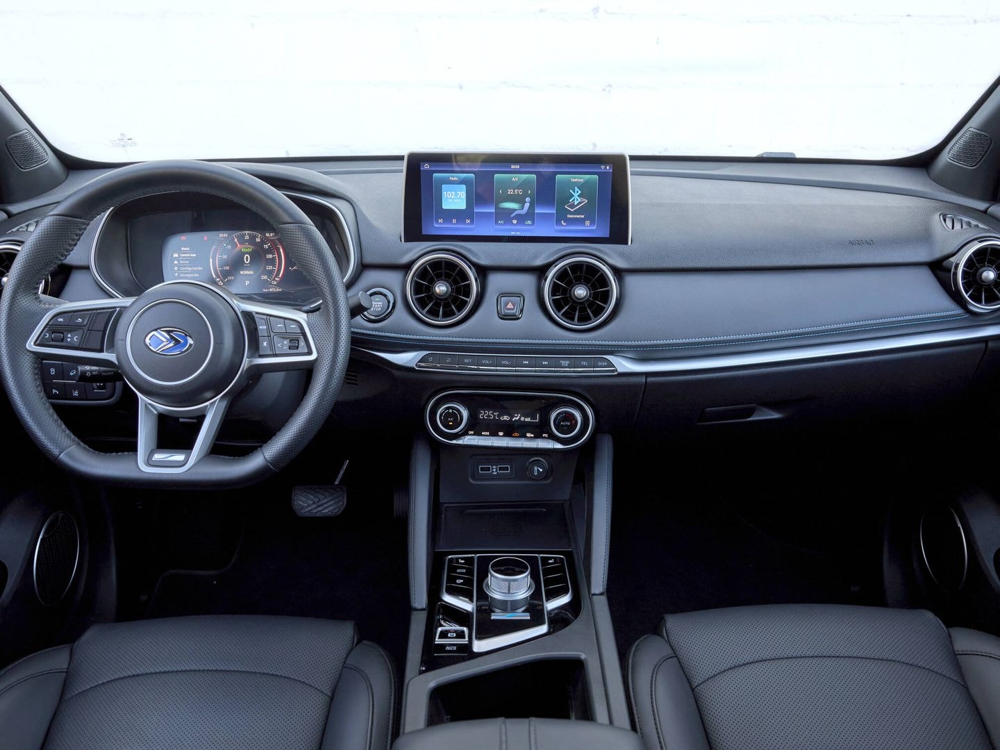 Vista lateral y frontal, evidenciando su estética moderna y dinámica.