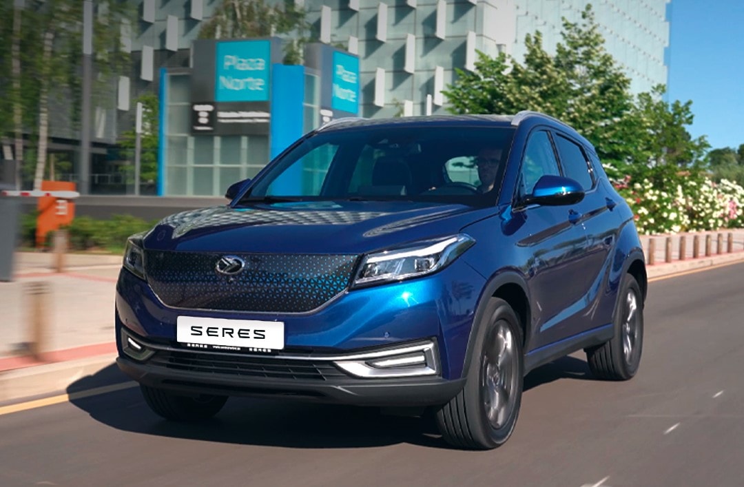 Vista frontal del Seres 3 en un entorno urbano, ideal para la ciudad.