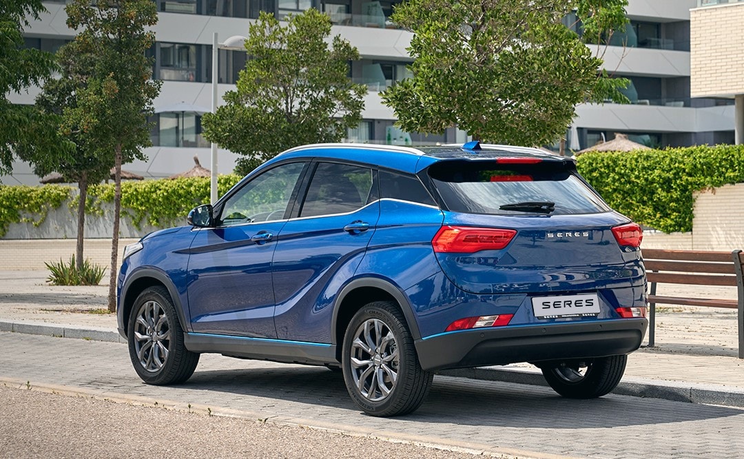 Vista delantera y lateral del Seres 3, destacando su diseño moderno y aerodinámico.