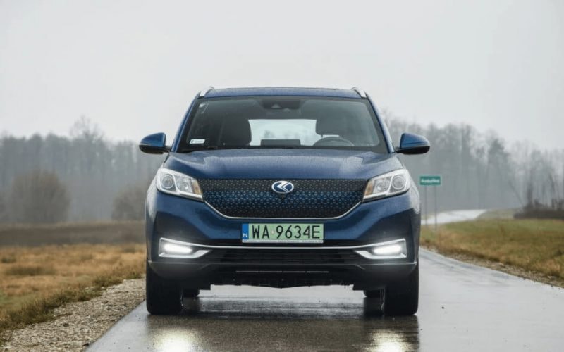 Detalle del volante, resalta acabados de calidad y funcionalidad.