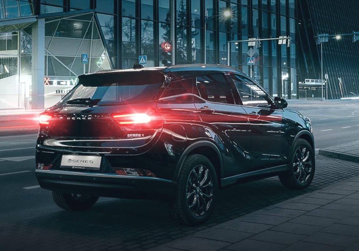 Descripción lateral del Seres 3 en un entorno natural, destacando su elegancia.