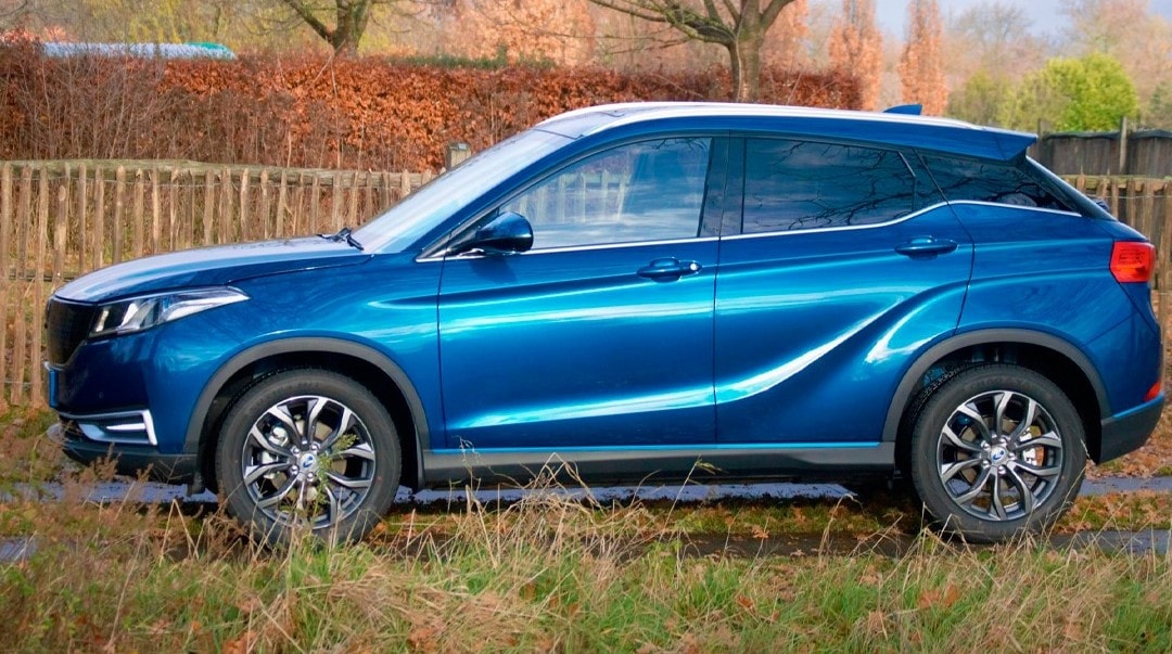 Vista trasera del Seres 3, resaltando su estilo robusto y las luces LED.