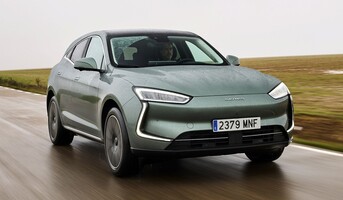 Vista dinámica del Seres 5 eléctrico, destacando su diseño aerodinámico Vista dinámica del Seres 5 eléctrico, destacando su diseño aerodinámico