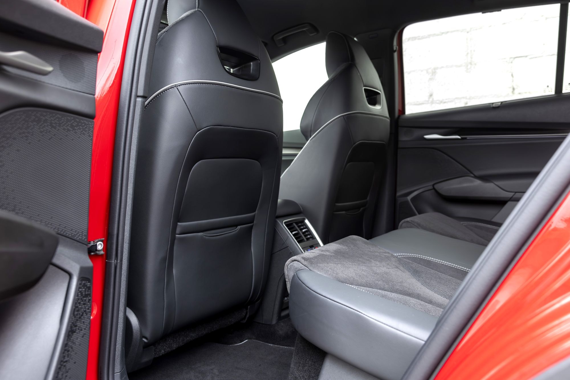 Interior del Skoda Elroq mostrando los acabados de los asientos traseros.