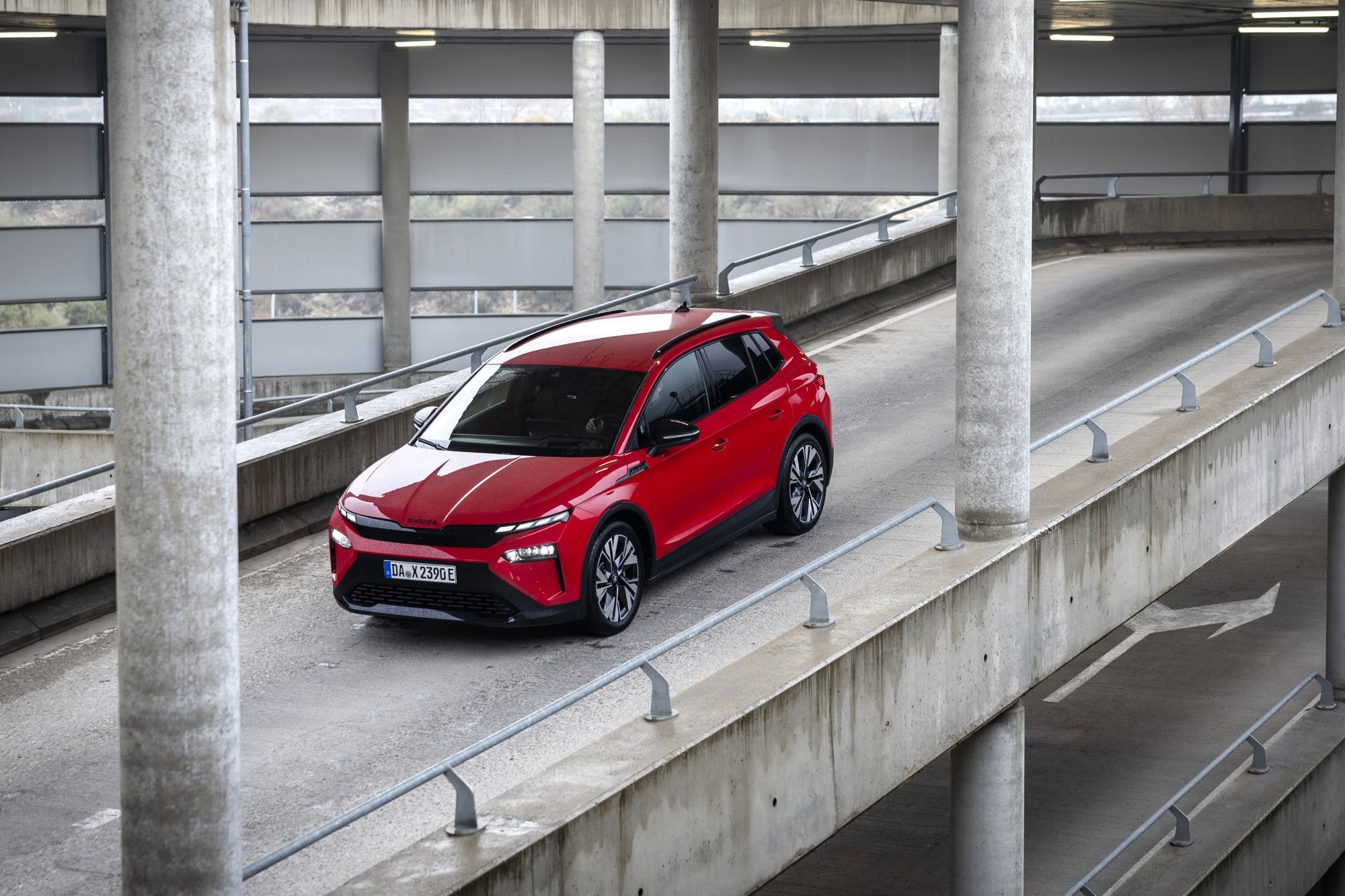Destellos de velocidad y estilo, el Skoda Elroq impresiona en cada giro.