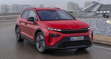Skoda Elroq girando en una curva, enfatizando su deportividad. Skoda Elroq girando en una curva, enfatizando su deportividad.