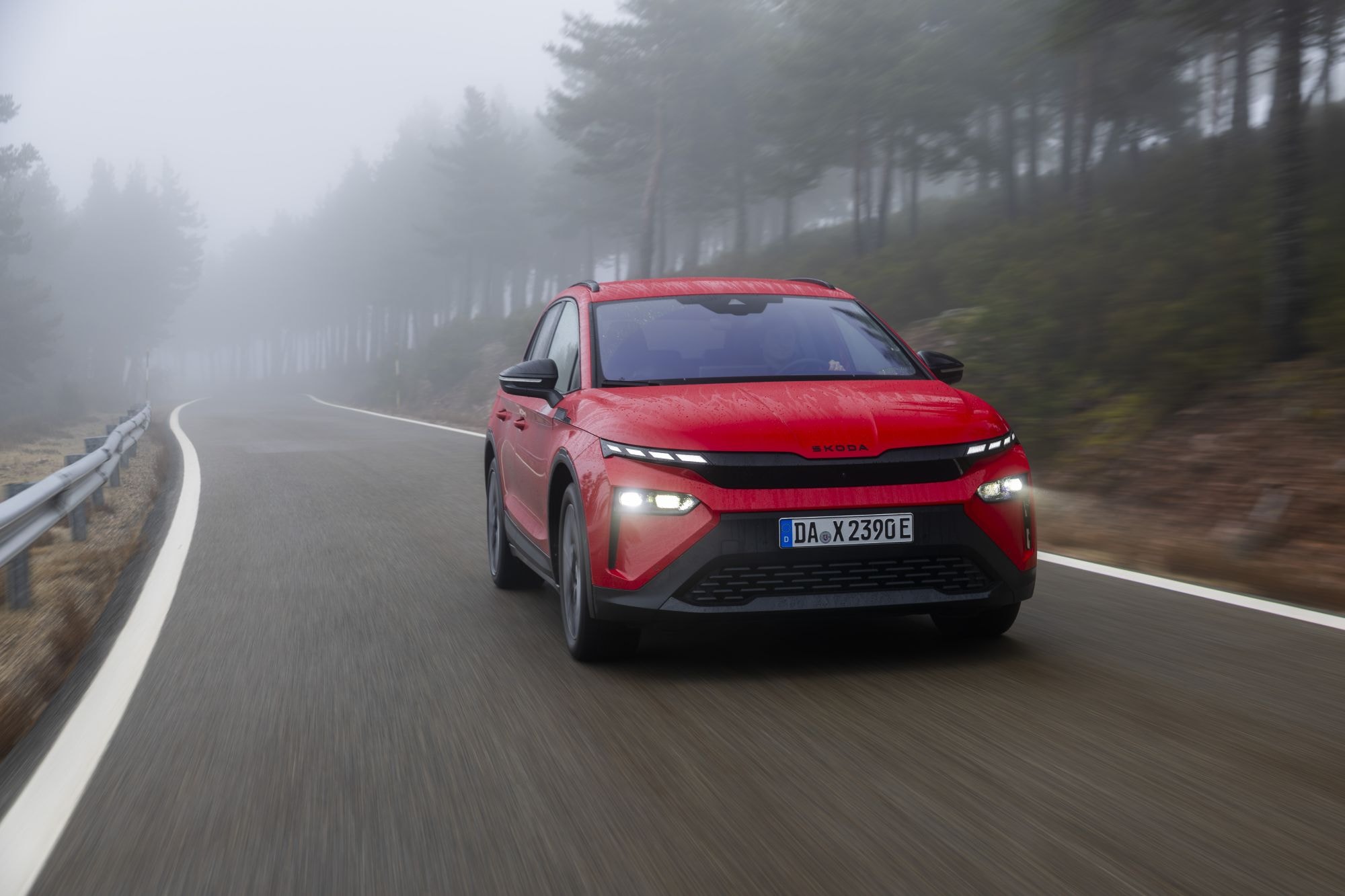 Vista frontal del Skoda Elroq, reflejando su espíritu dinámico y audaz.
