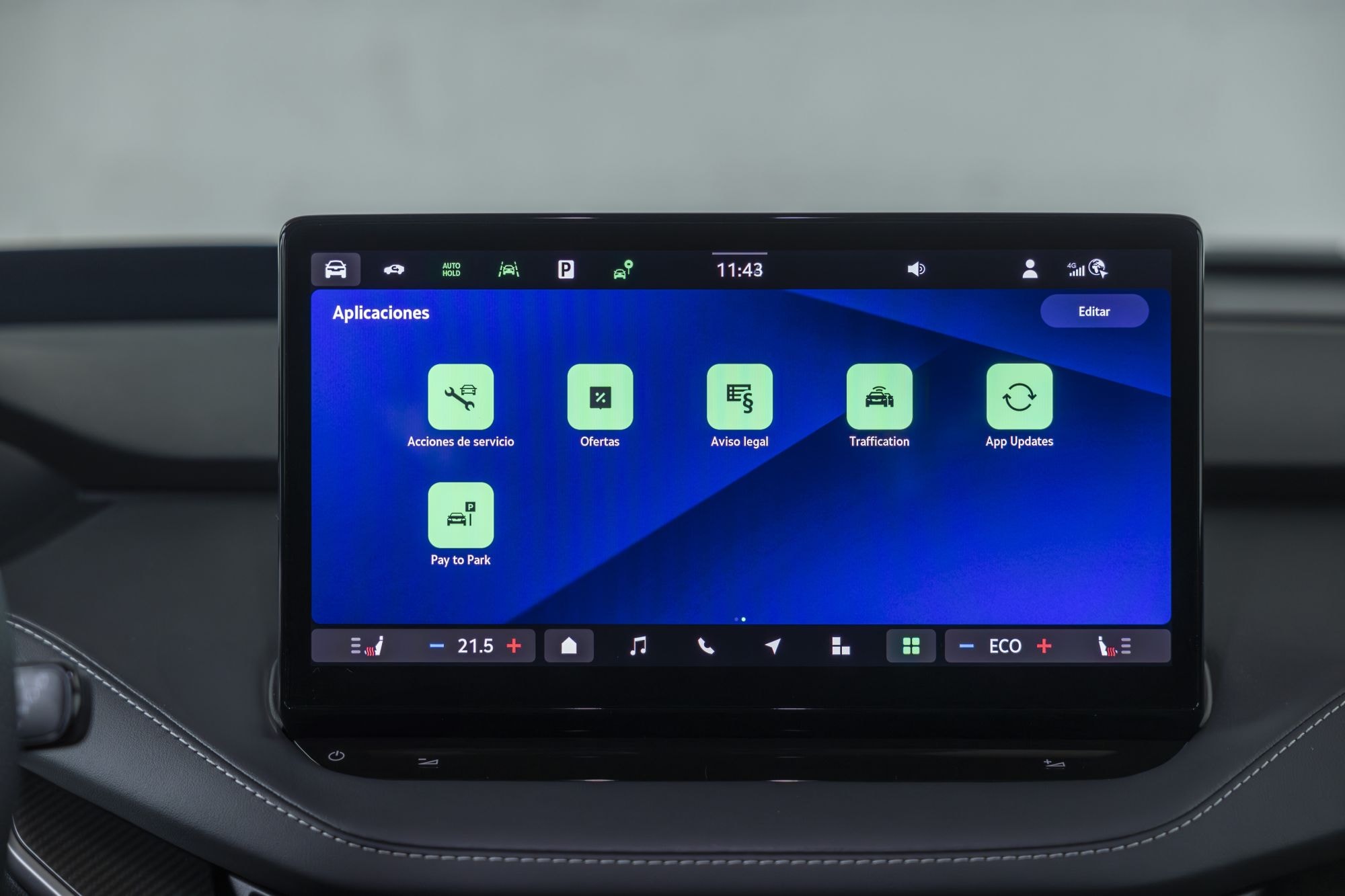 Perspectiva delantera del Skoda Elroq, mostrando su parrilla y luces distintivas.