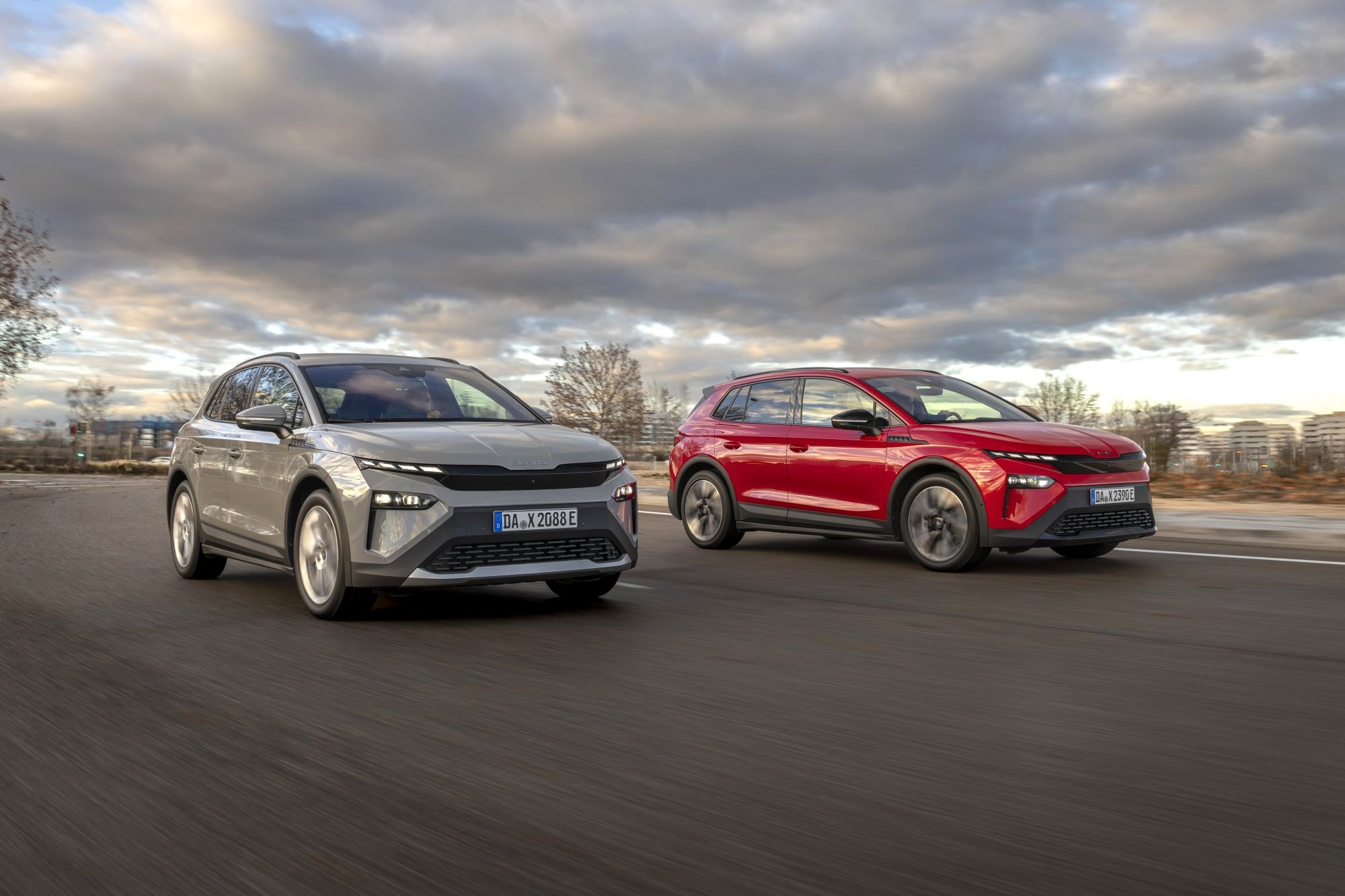 Imagen frontal y lateral del Skoda Elroq destacando su estilo urbano.