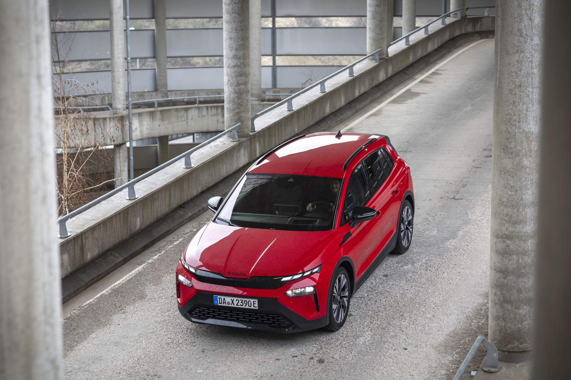 Con su gran diseño, el Elroq redefine la presencia en la carretera.