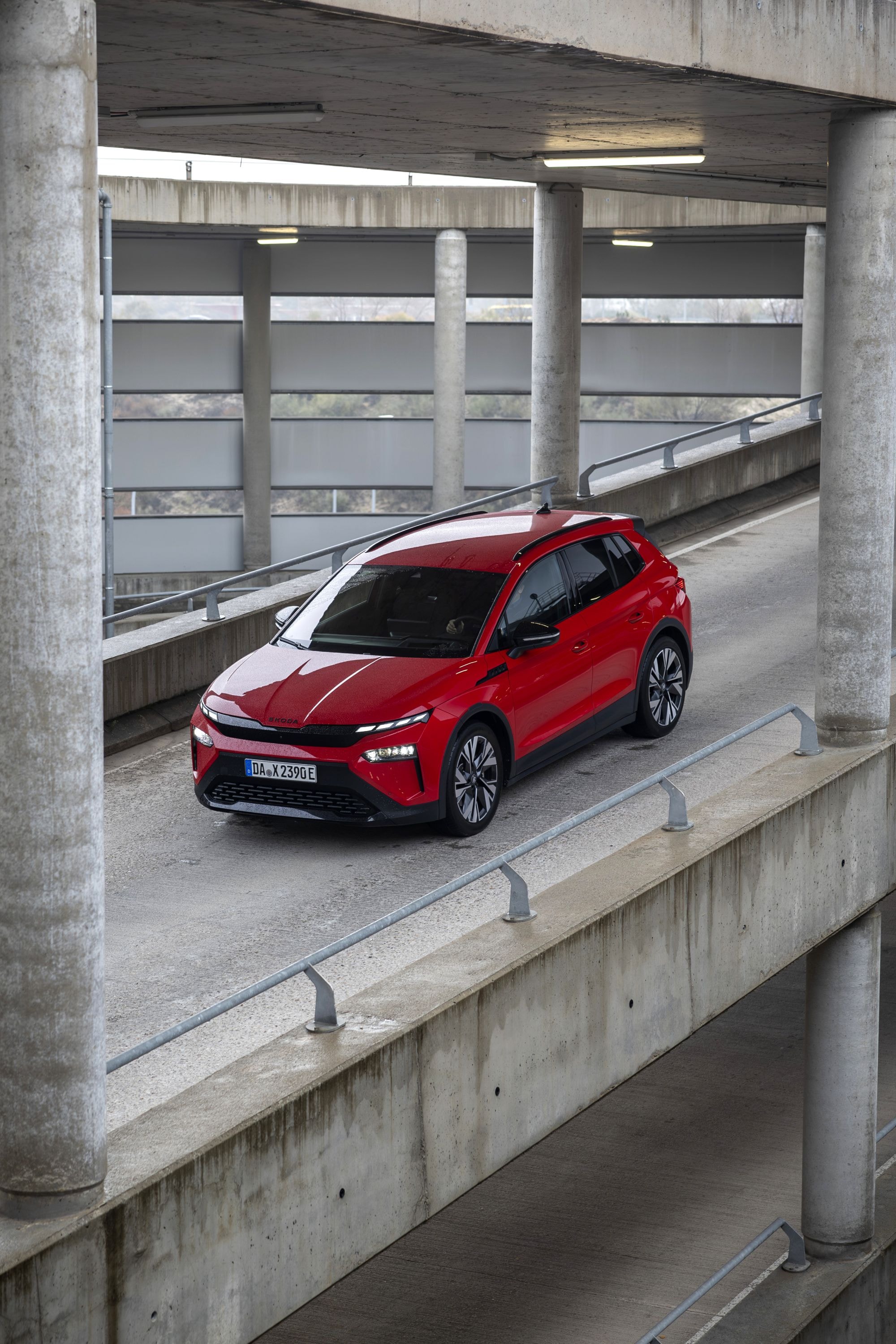 Vista aérea que resalta la silueta deportiva del Skoda Elroq en su entorno.