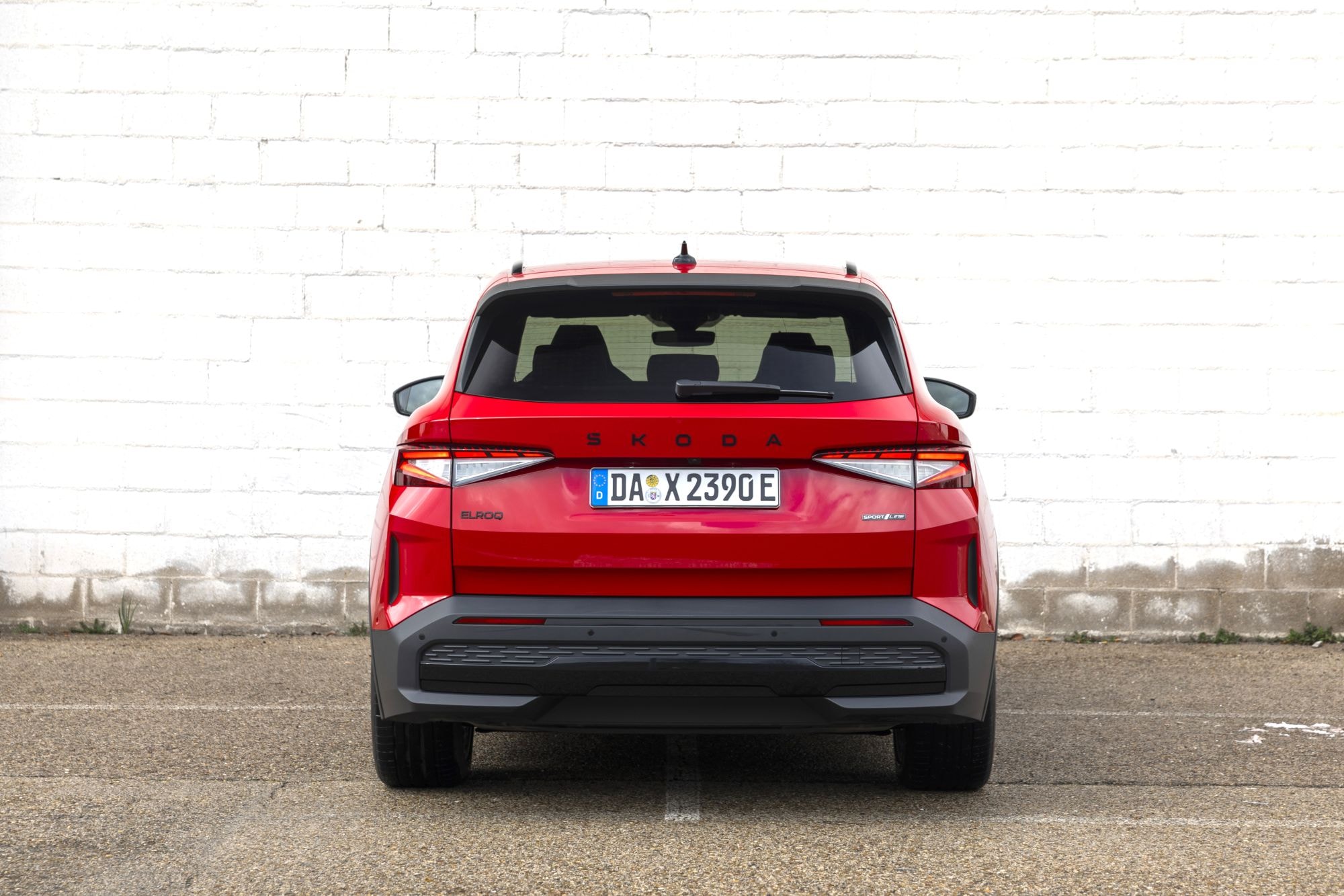 Skoda Elroq en movimiento mostrando su diseño agresivo y aerodinámico.