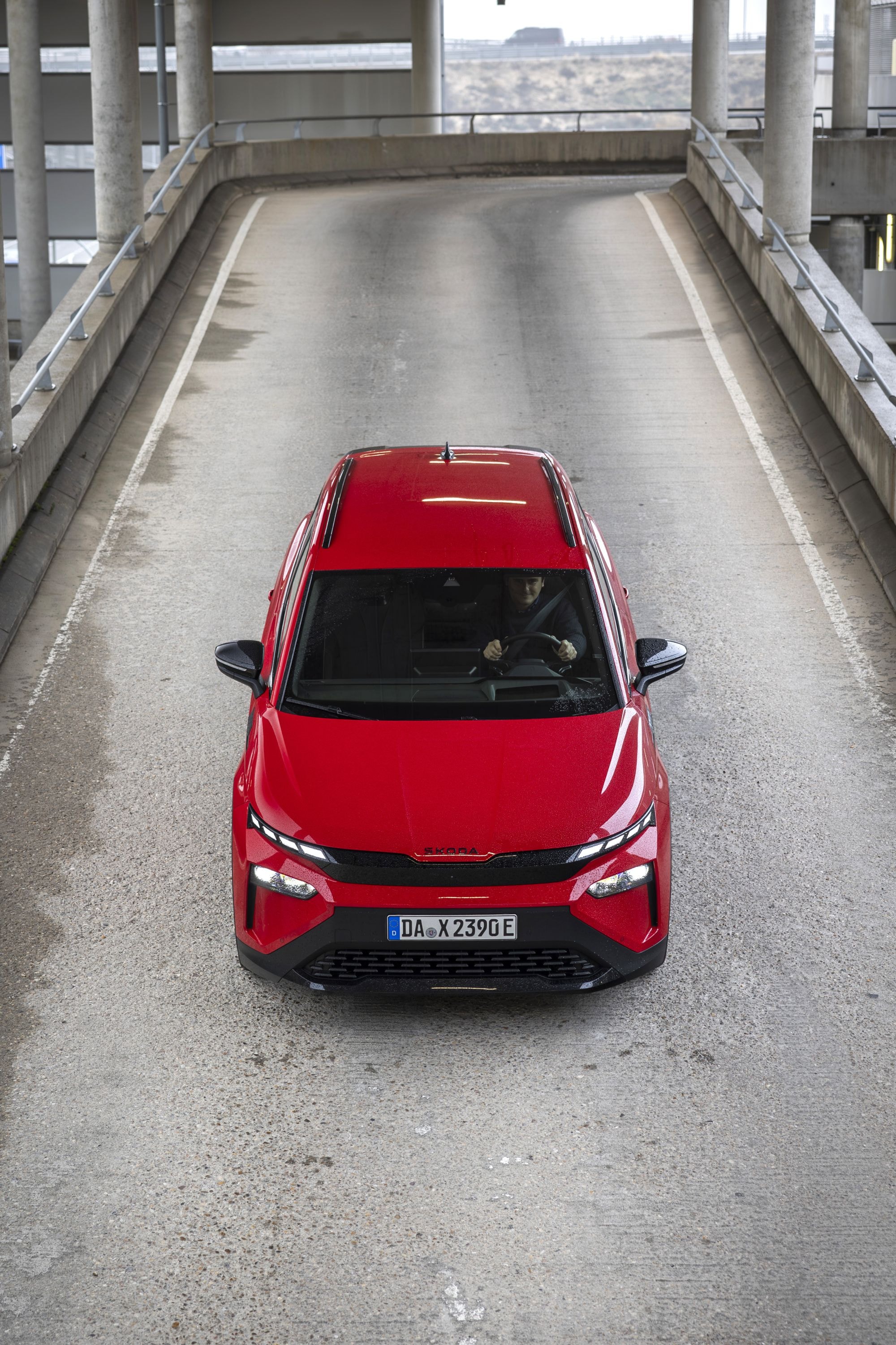 El Skoda Elroq muestran su elegancia mientras navega por el tráfico urbano.