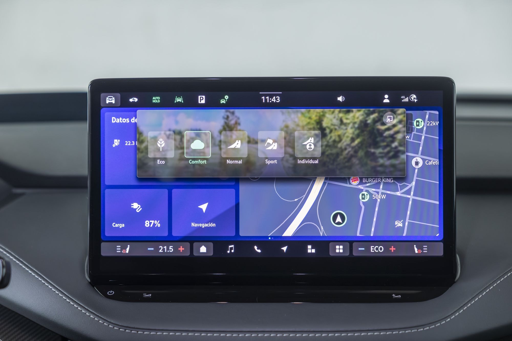 El Skoda Elroq en movimiento, demostrando su elegante perfil.