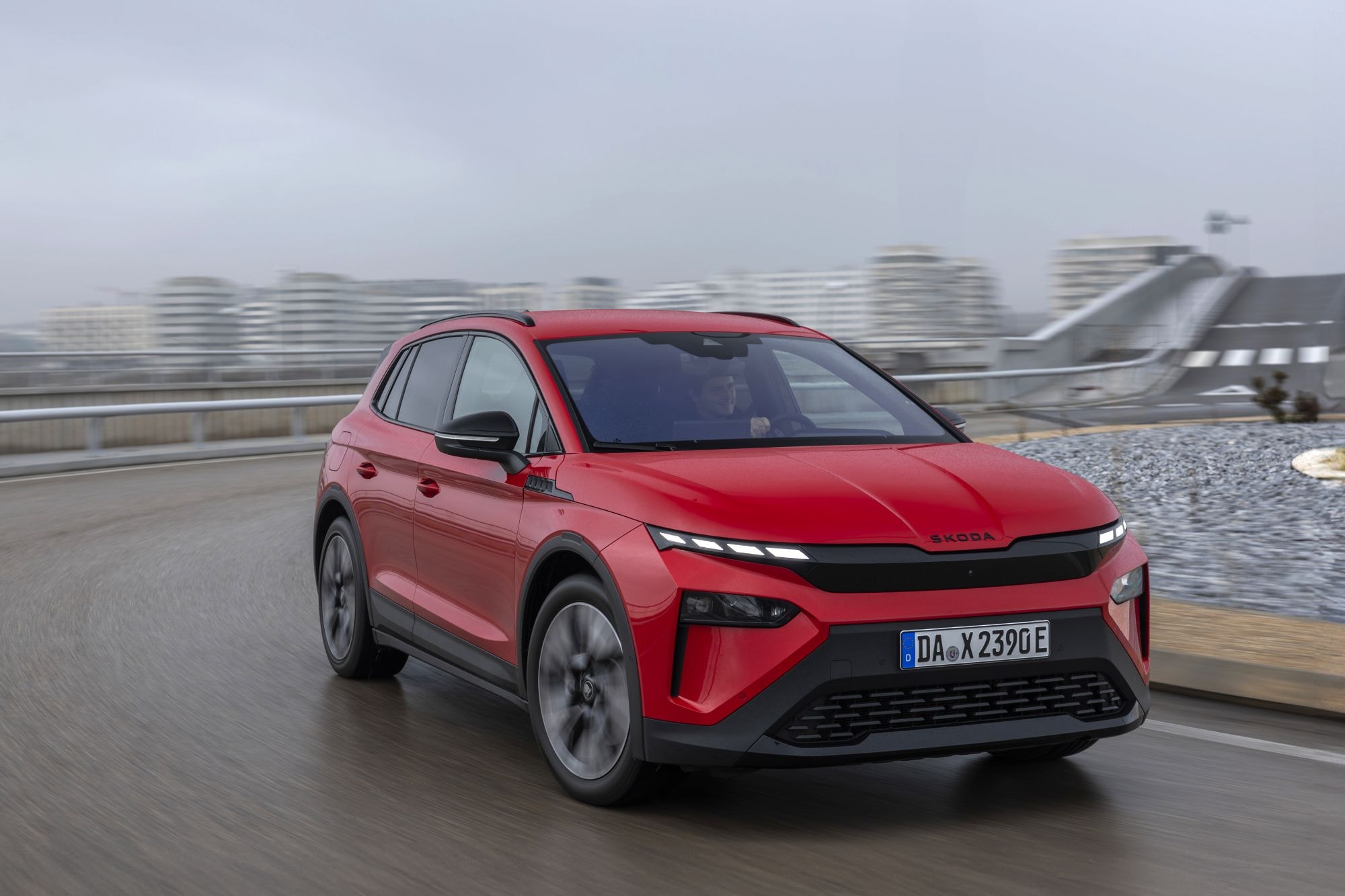 El Elroq se presenta dinámico y elegante en la carretera, capturando miradas.