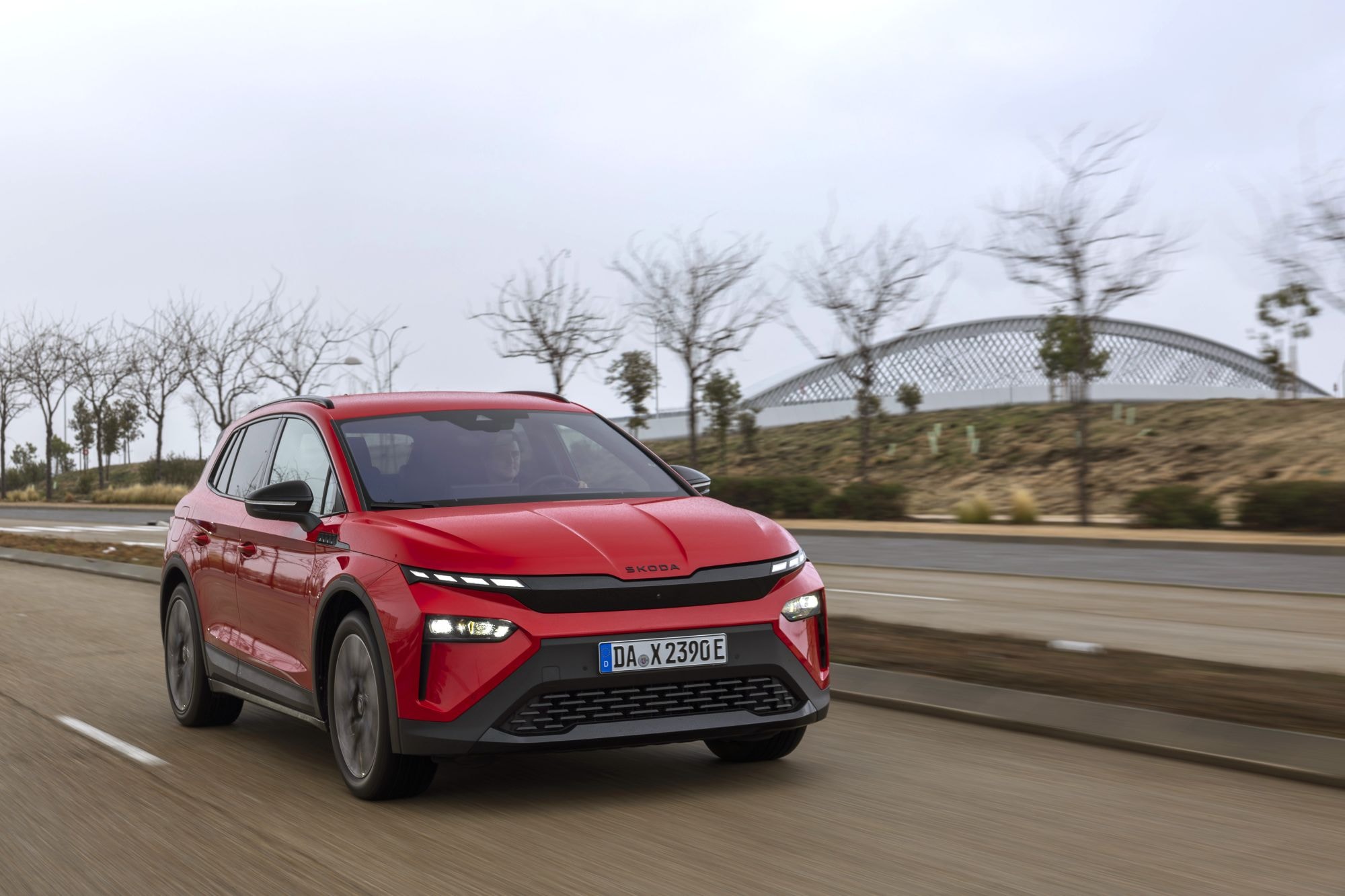 Vista lateral y frontal del Skoda Elroq, destacando su diseño audaz.