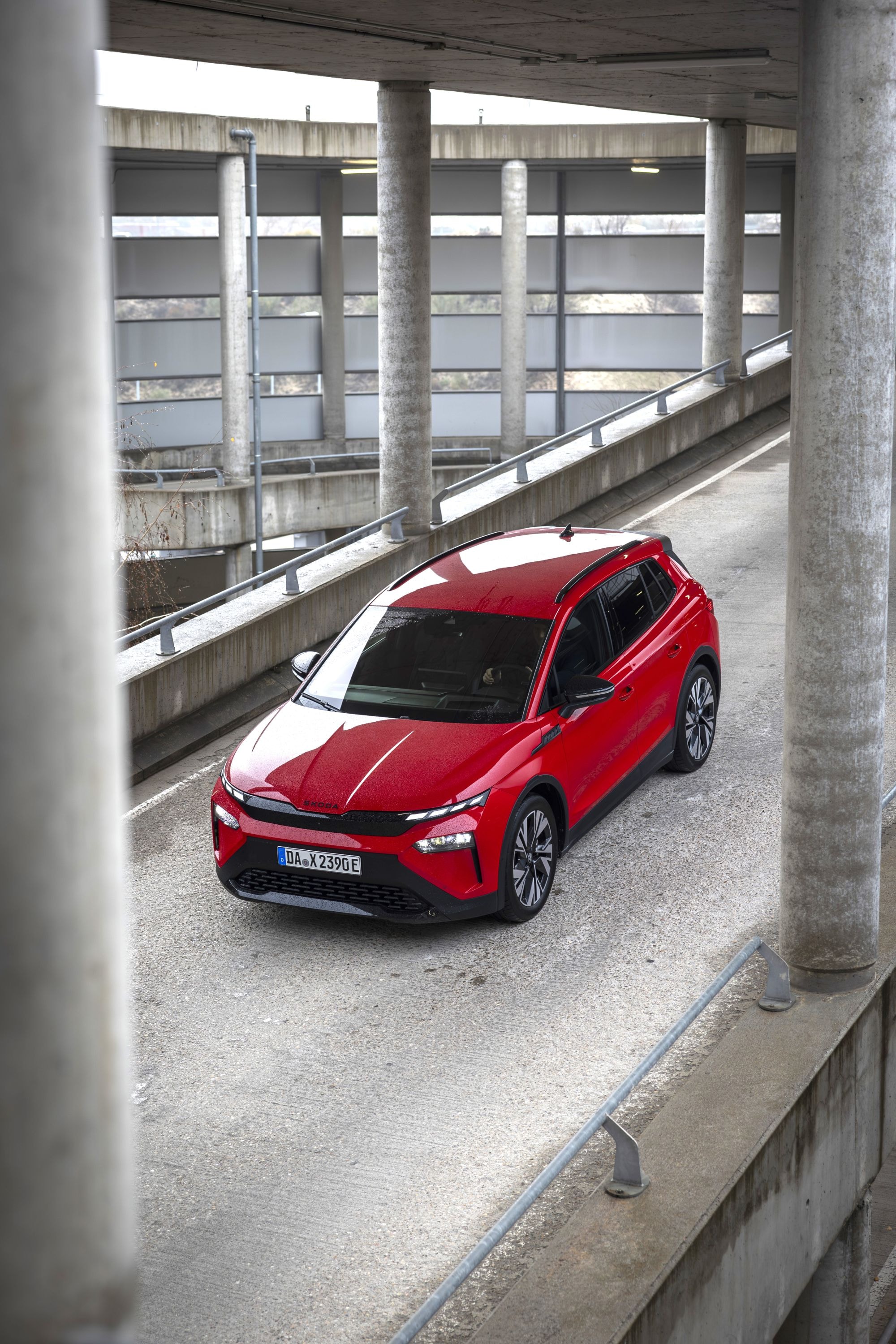 Una mirada imponente al diseño frontal del Skoda Elroq en un entorno urbano.