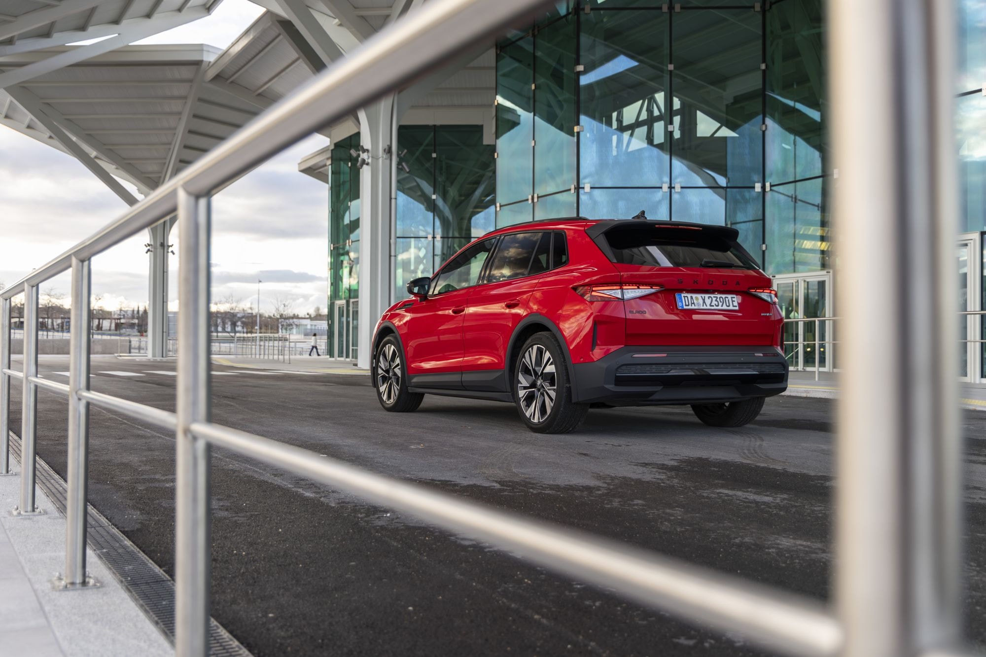 Vista frontal del Elroq, mostrando su imponente parrilla y faros.