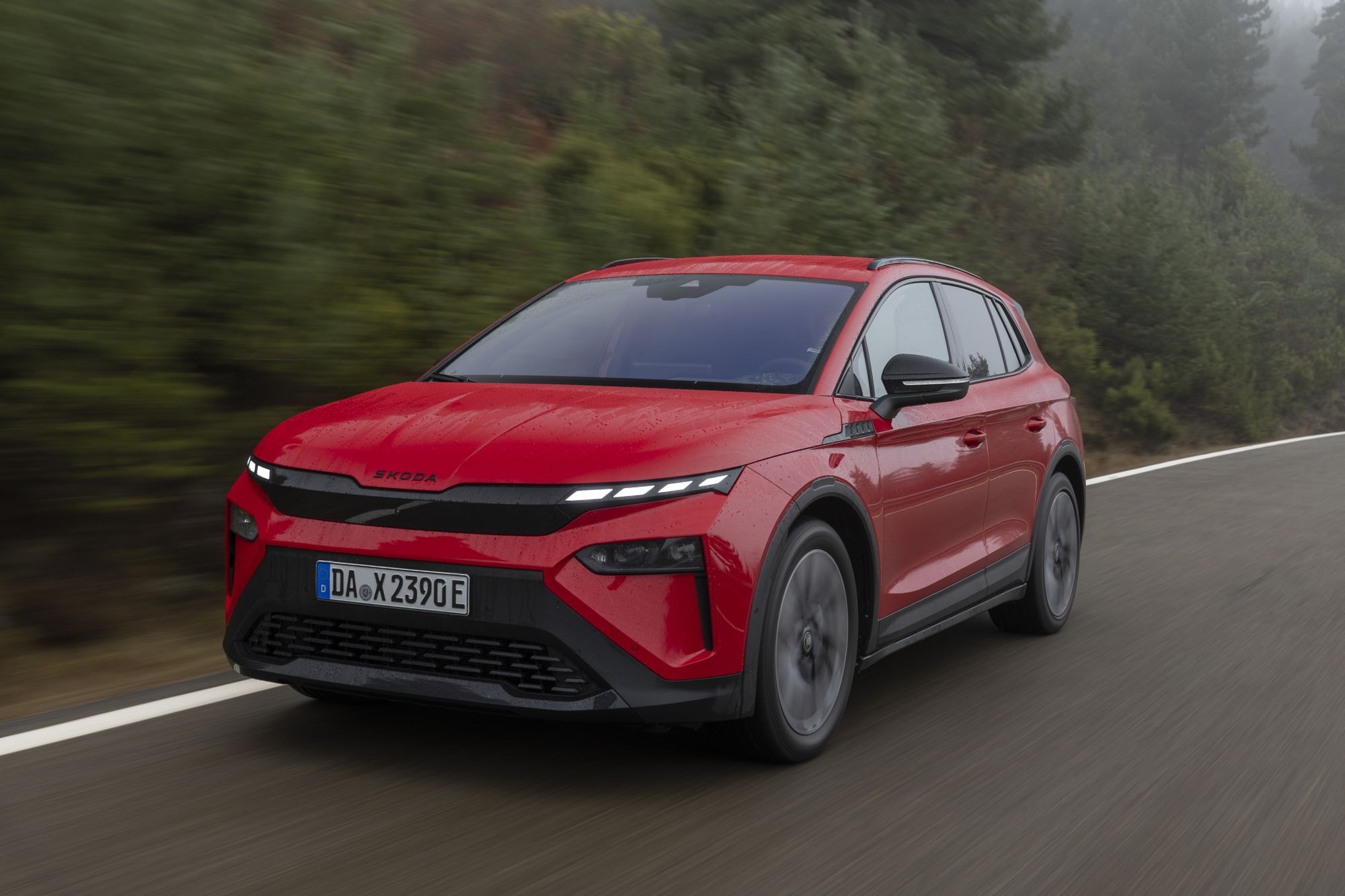 El Skoda Elroq muestra su imponente frontal, ideal para cualquier aventura.