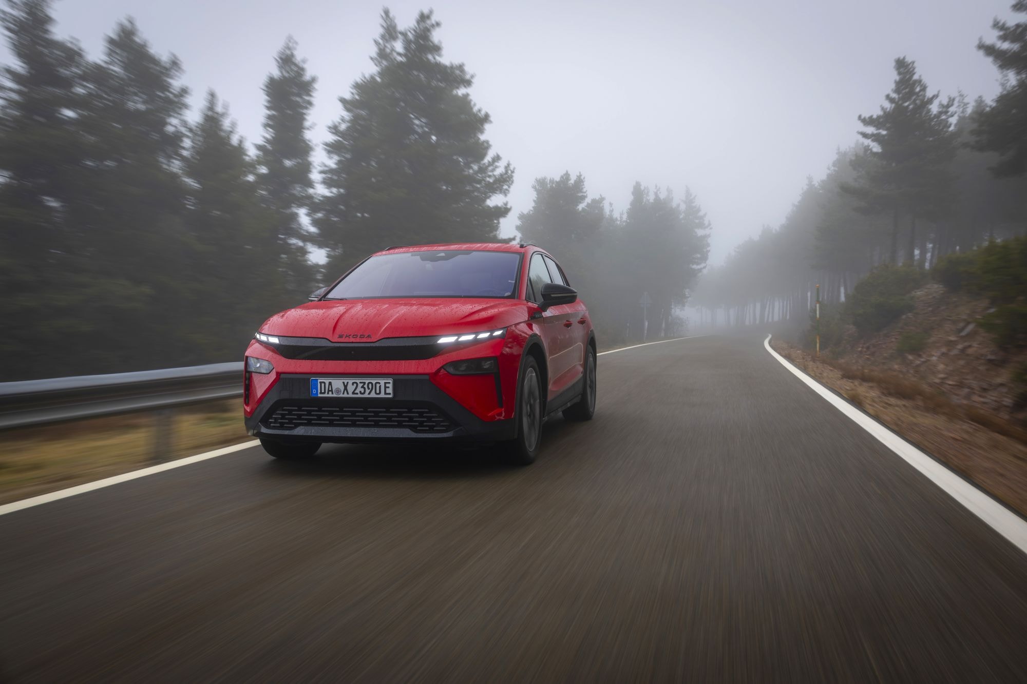 Vista lateral del Skoda Elroq, una combinación perfecta de elegancia y robustez.