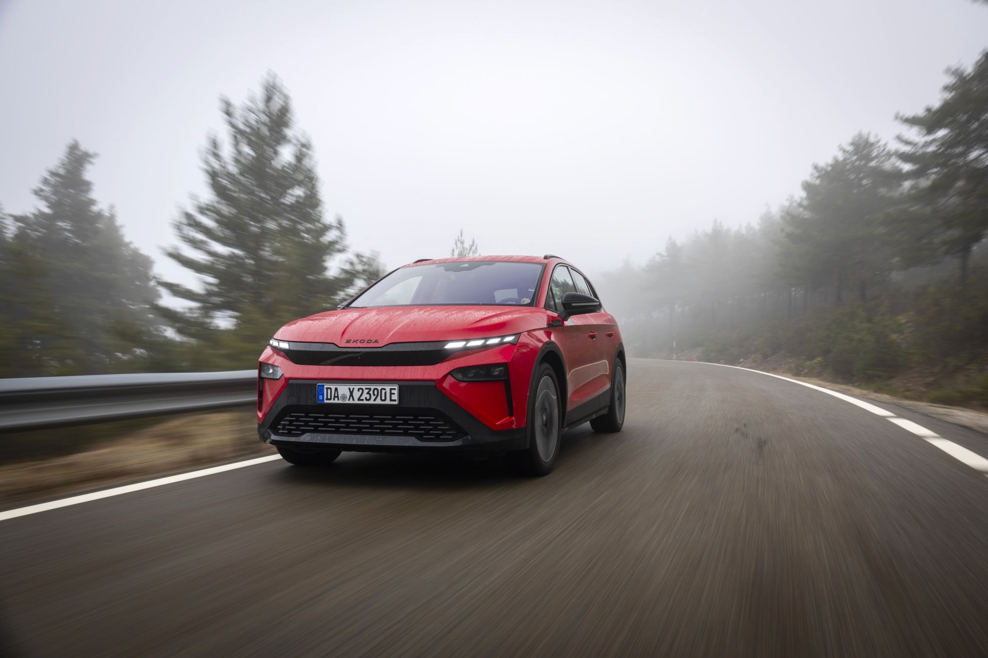 Frontal dinámico y moderno del Skoda Elroq, impecable en movimiento.