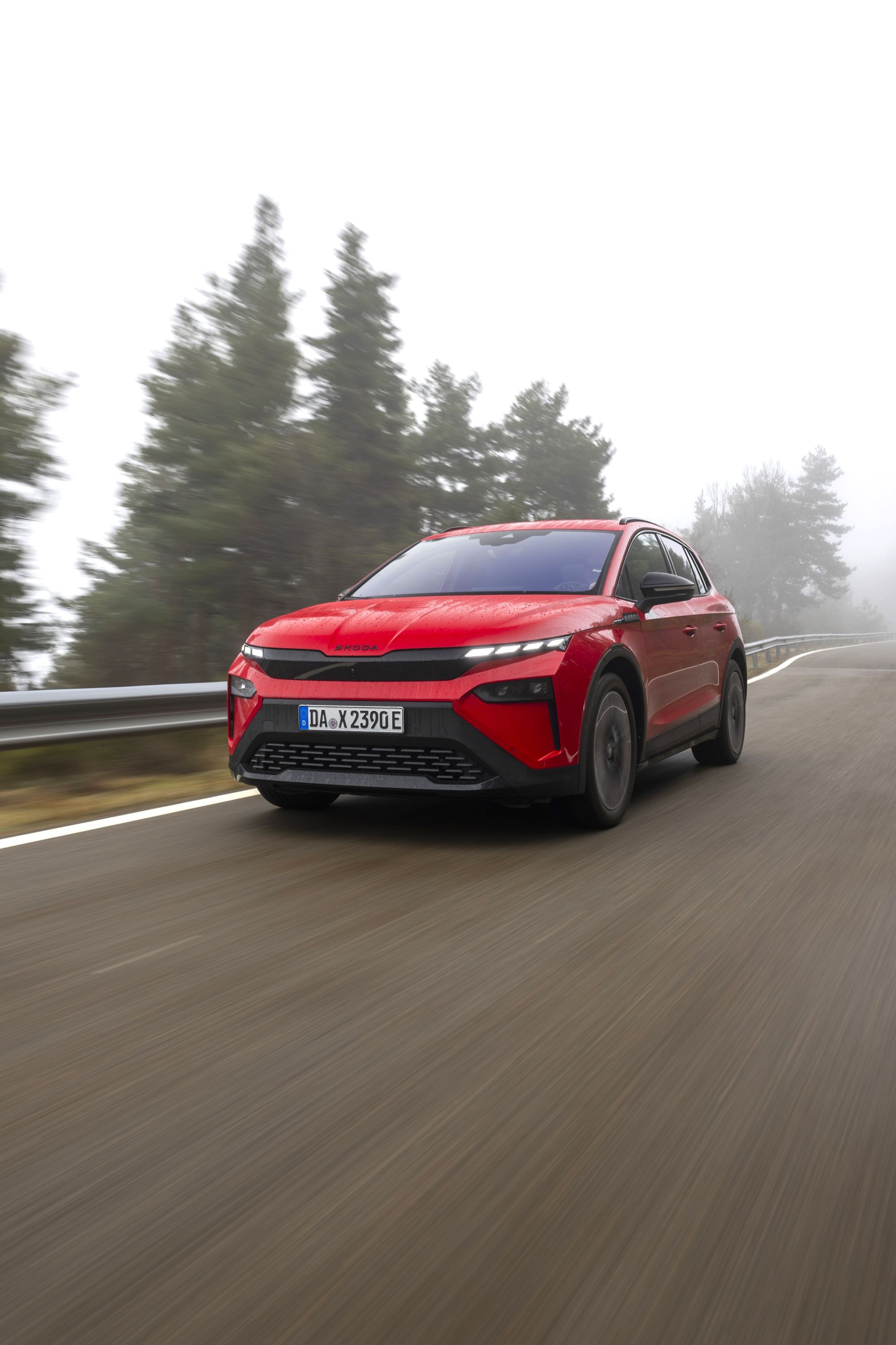 El Skoda Elroq deslumbra en esta curva, mostrando su agilidad en carretera.