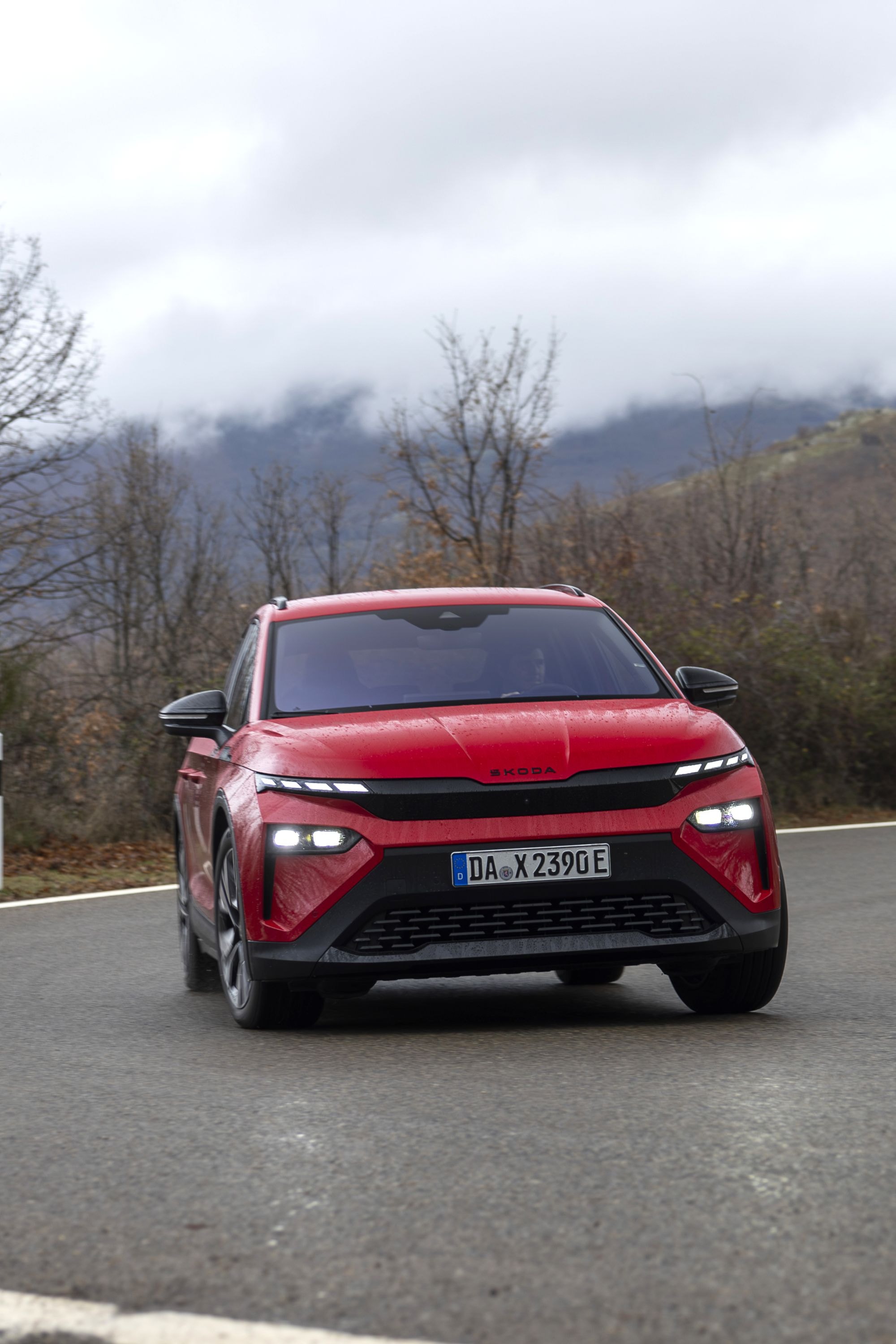 El Elroq navega con confianza en esta carretera, un SUV que conquista todas las rutas.