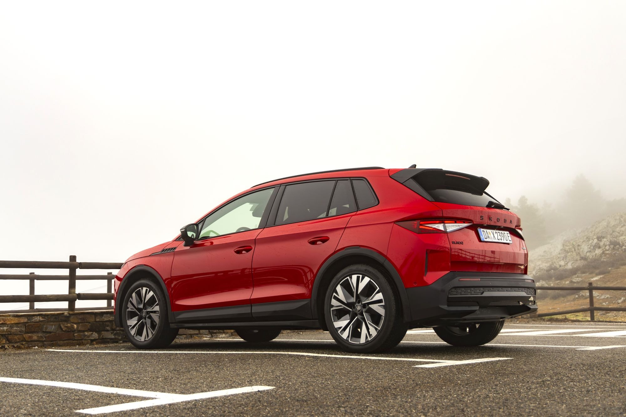 Skoda Elroq en movimiento, mostrando una imagen dinámica.