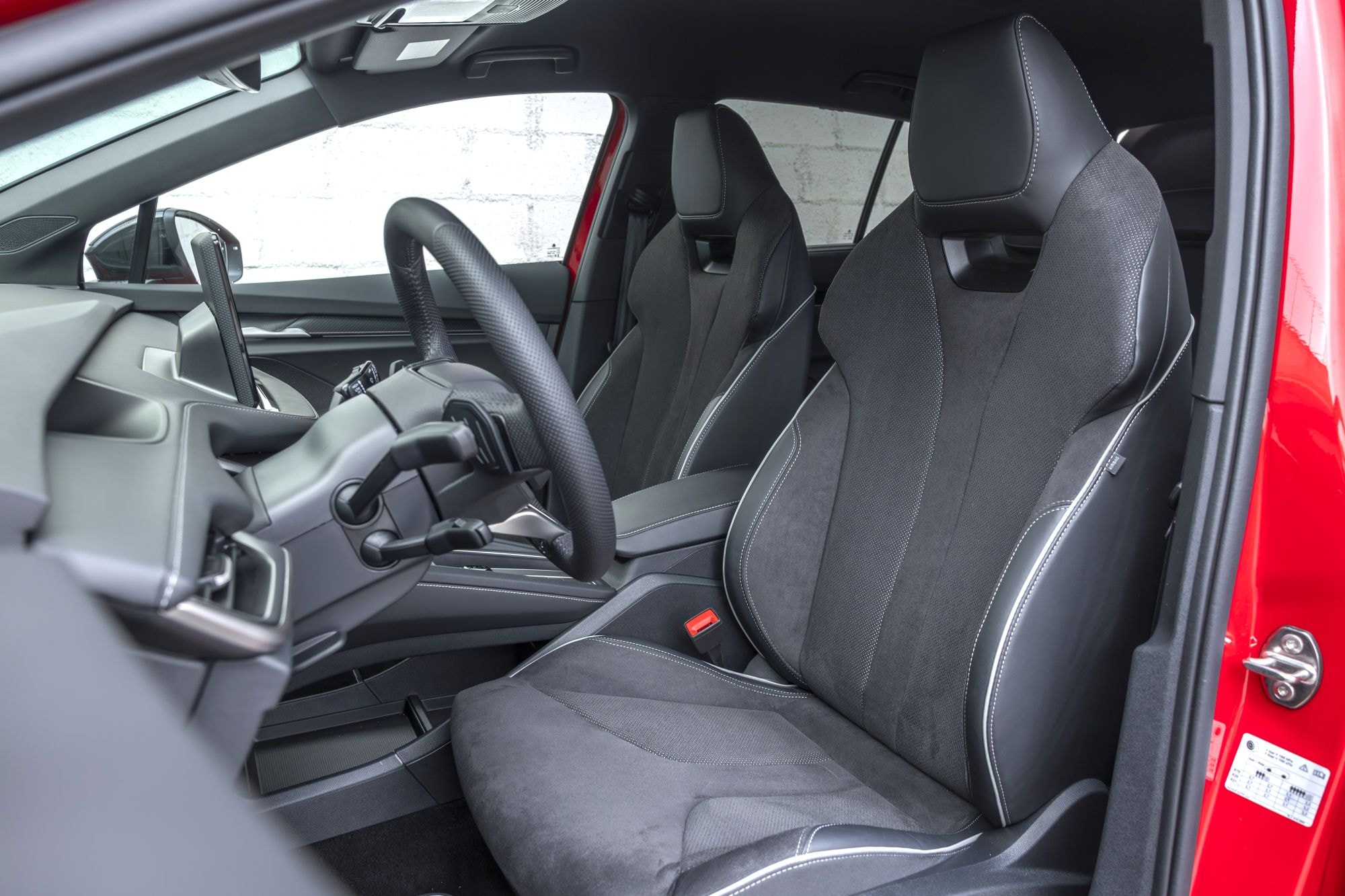 Doble vista del Skoda Elroq en un entorno montañoso, potente y listo.