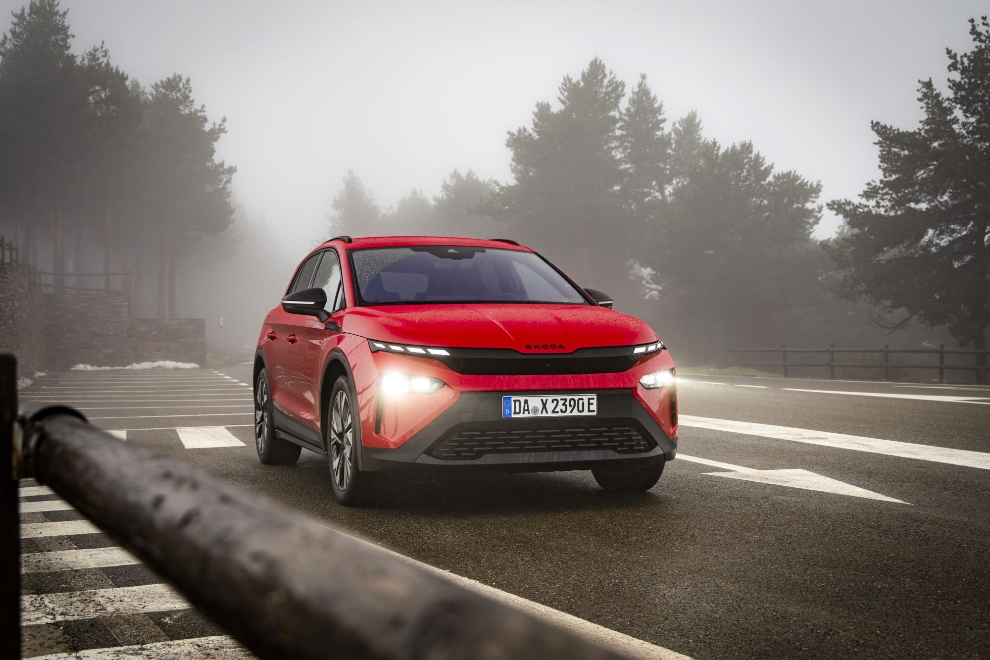 Frontal del Skoda Elroq con luces encendidas en un día nublado.