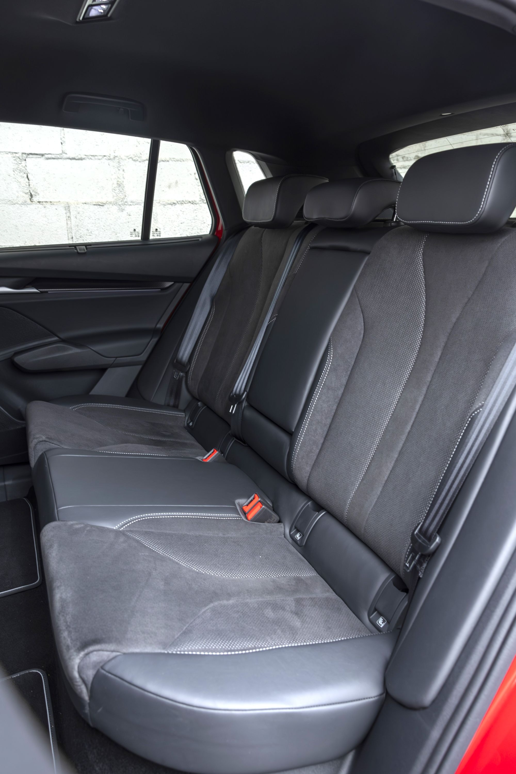 Primer plano del Skoda Elroq, resaltando su parrilla elegante y faros.