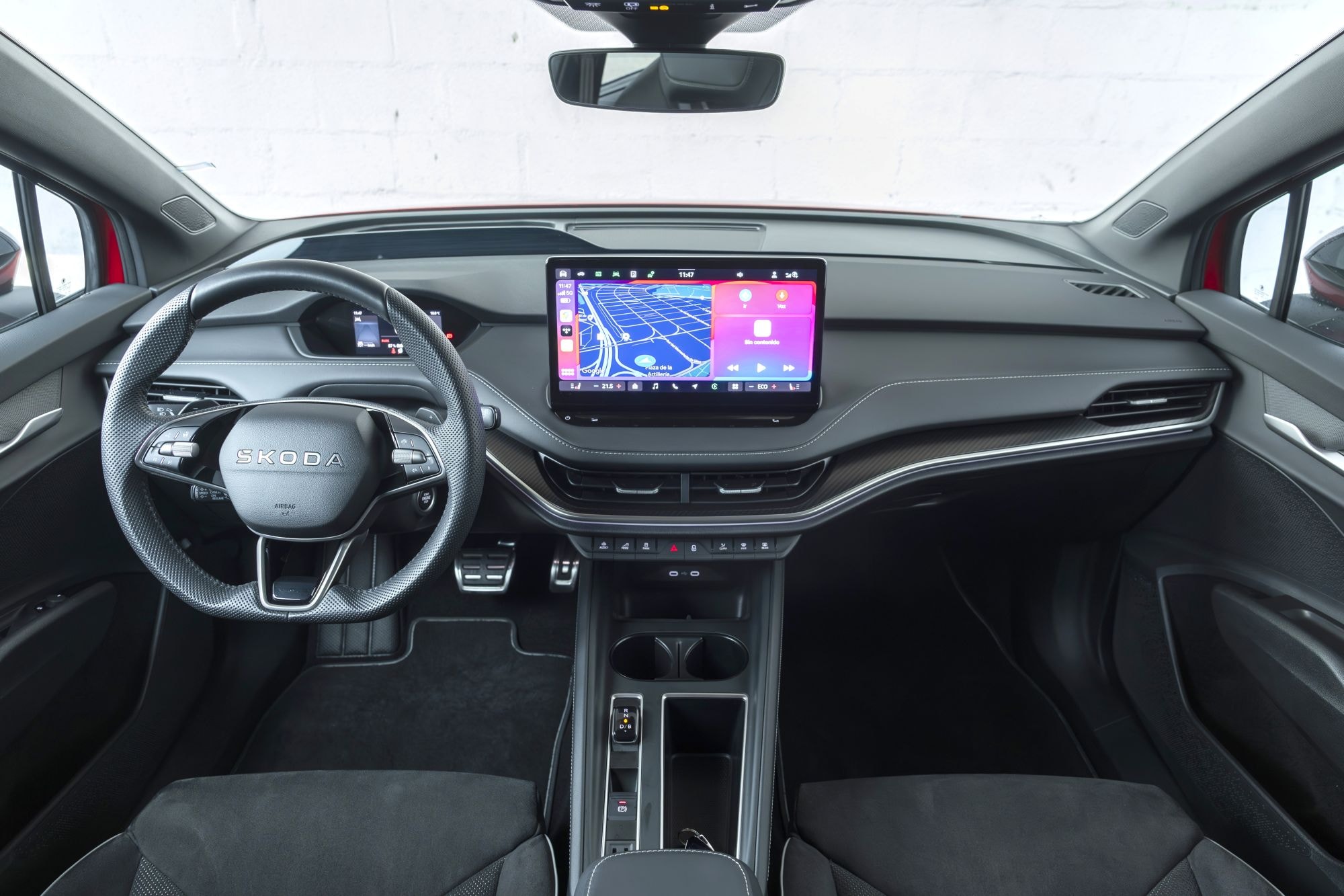 Skoda Elroq en curva, mostrando su estabilidad y rendimiento en carretera.