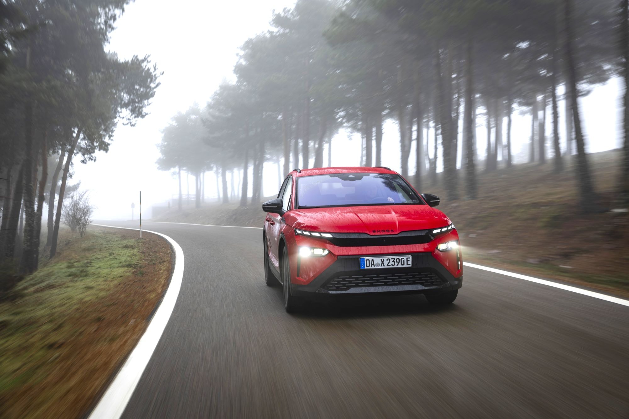 Tablero moderno del Skoda Elroq con pantalla de infoentretenimiento.