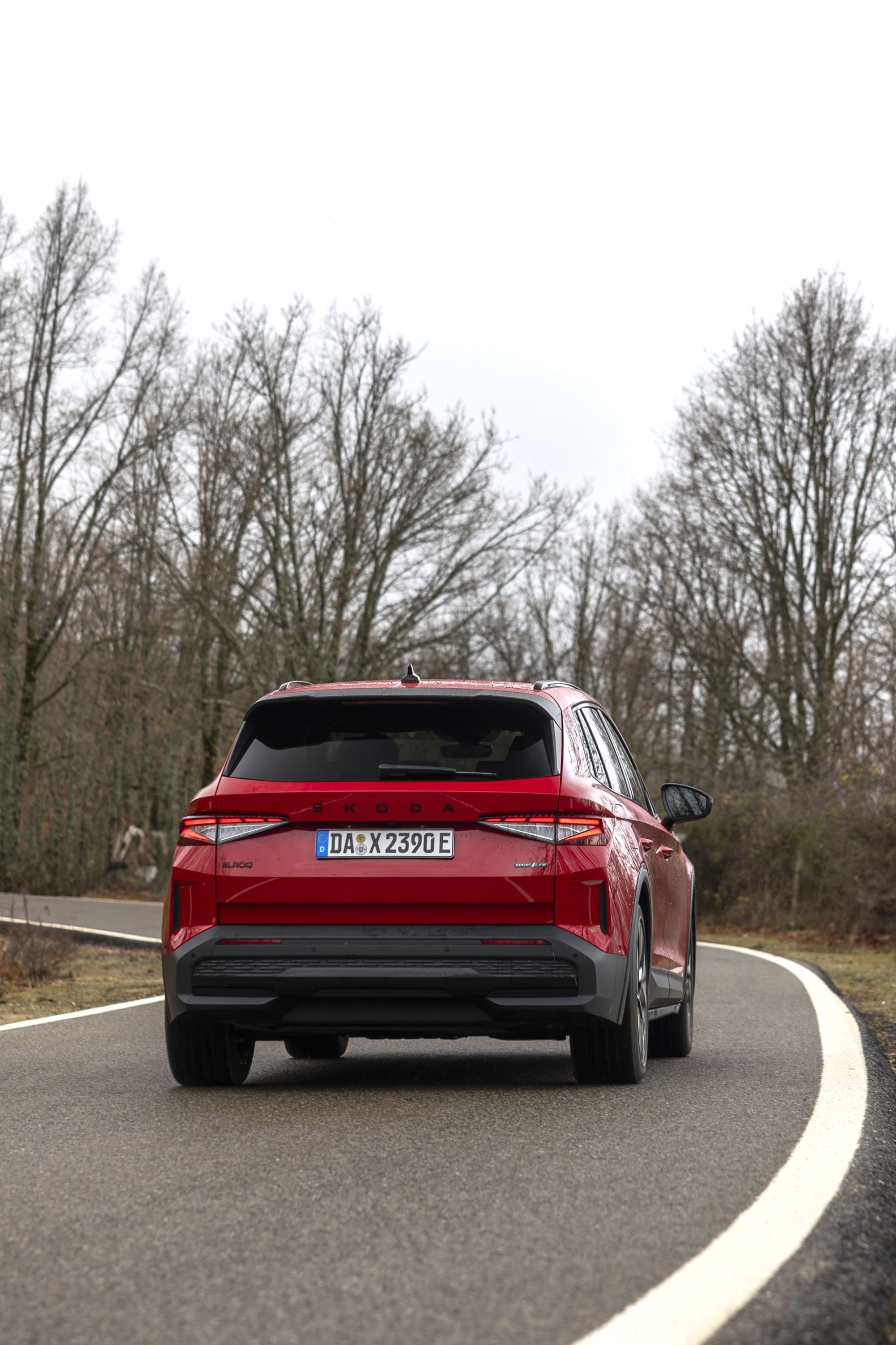 Interior del Skoda Elroq con pantalla táctil moderna.
