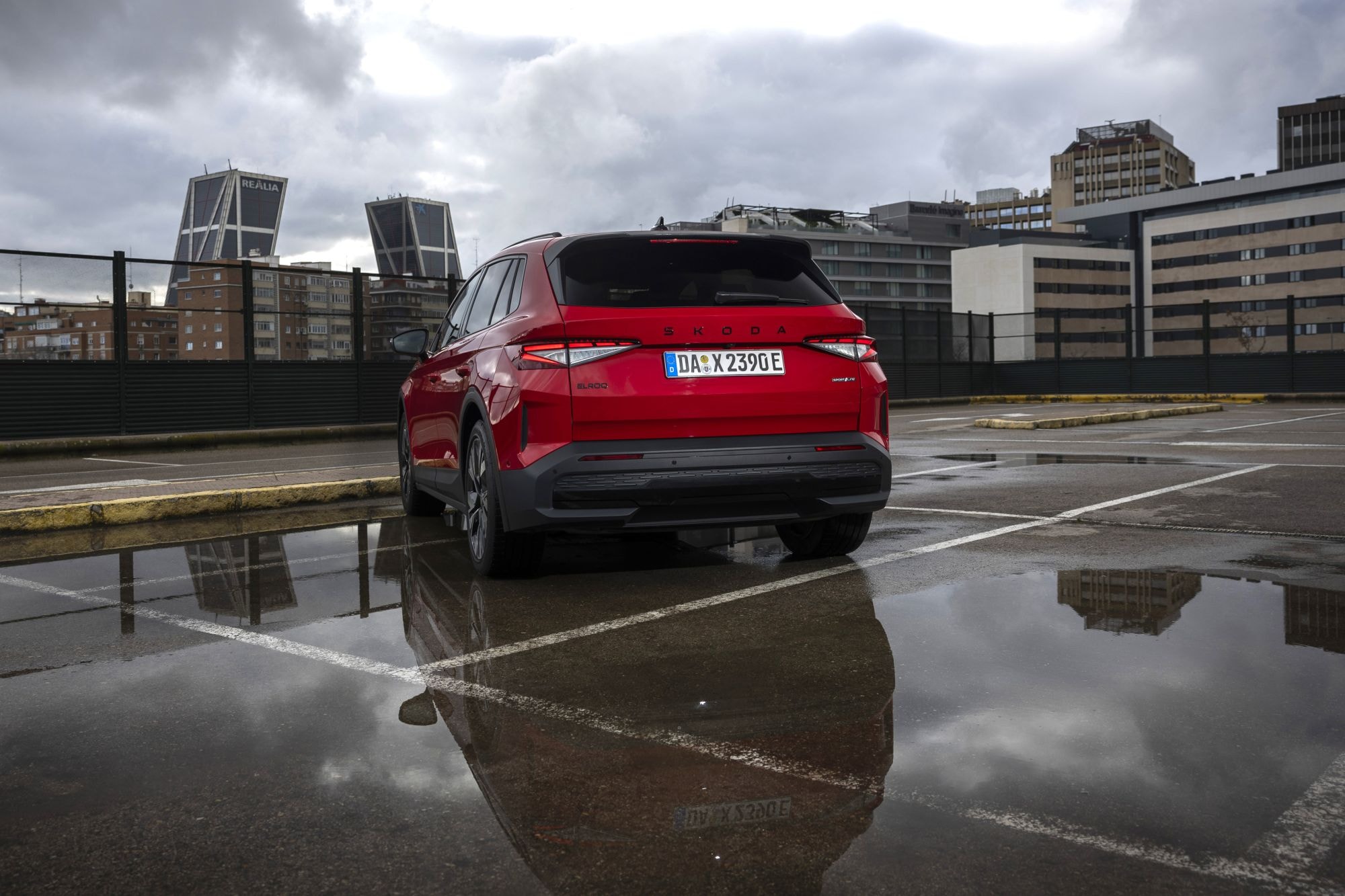 Vista lateral del Skoda Elroq, destacando su diseño moderno y aerodinámico.
