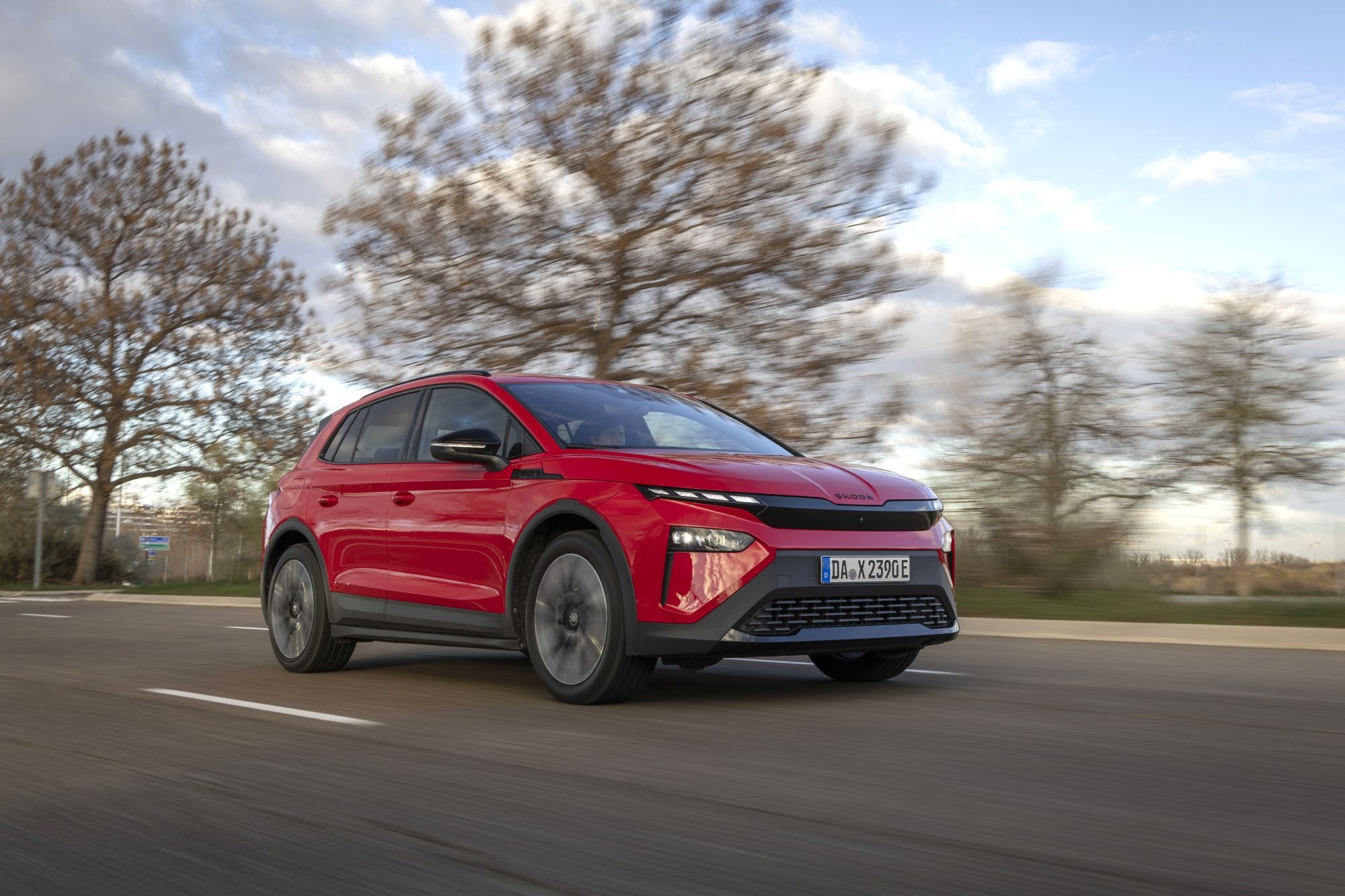 Reflejo en el agua de la silueta lateral del Skoda Elroq.