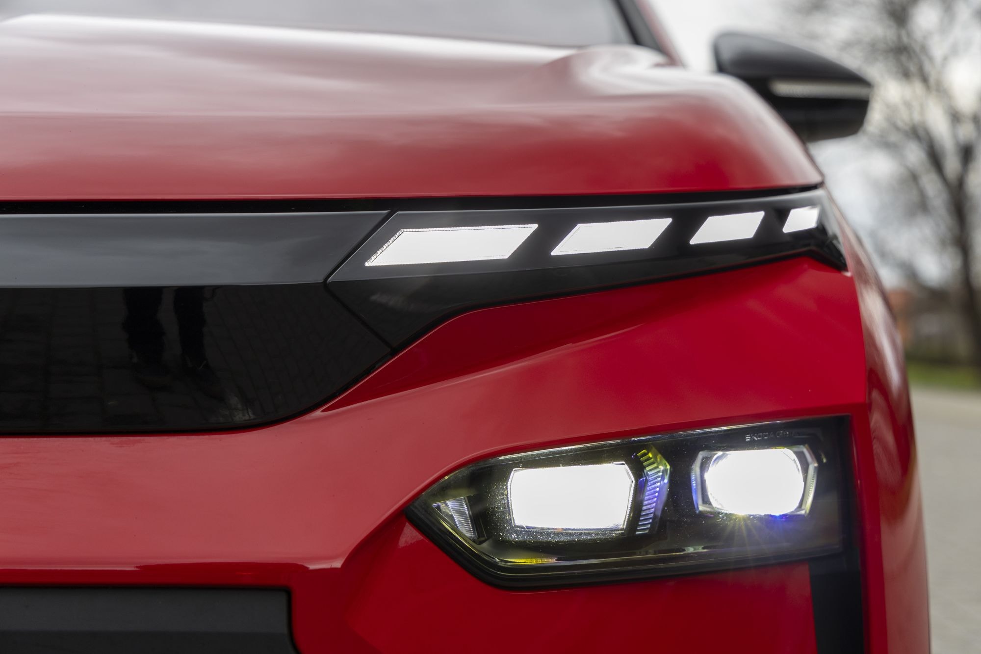 Vista lateral del Skoda Elroq, notable diseño y líneas aerodinámicas.